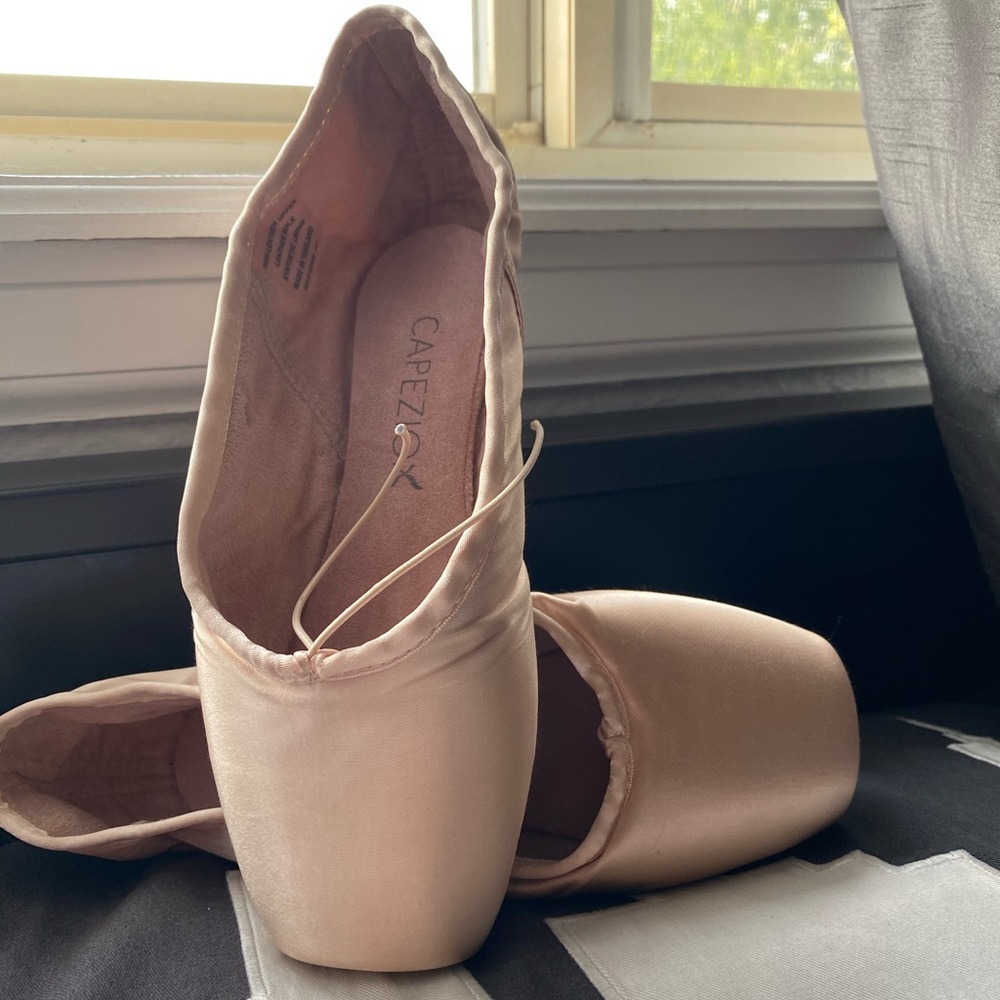 Ava Capezio Pointe shoe 8.5N